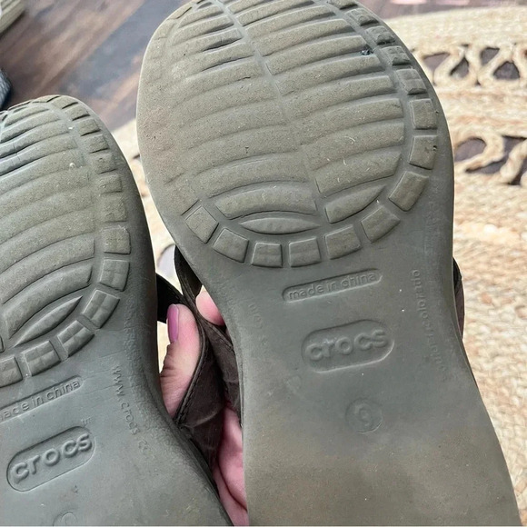 Crocs Women's Size 9 Brown Tan Thong Flip Flop Sandals - Picture 4 of 5